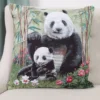 Dvipusė gobeleno pagalvėlė – Panda su jaunikliu