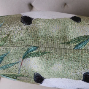 Dvipusė gobeleno pagalvėlė – Panda su jaunikliu