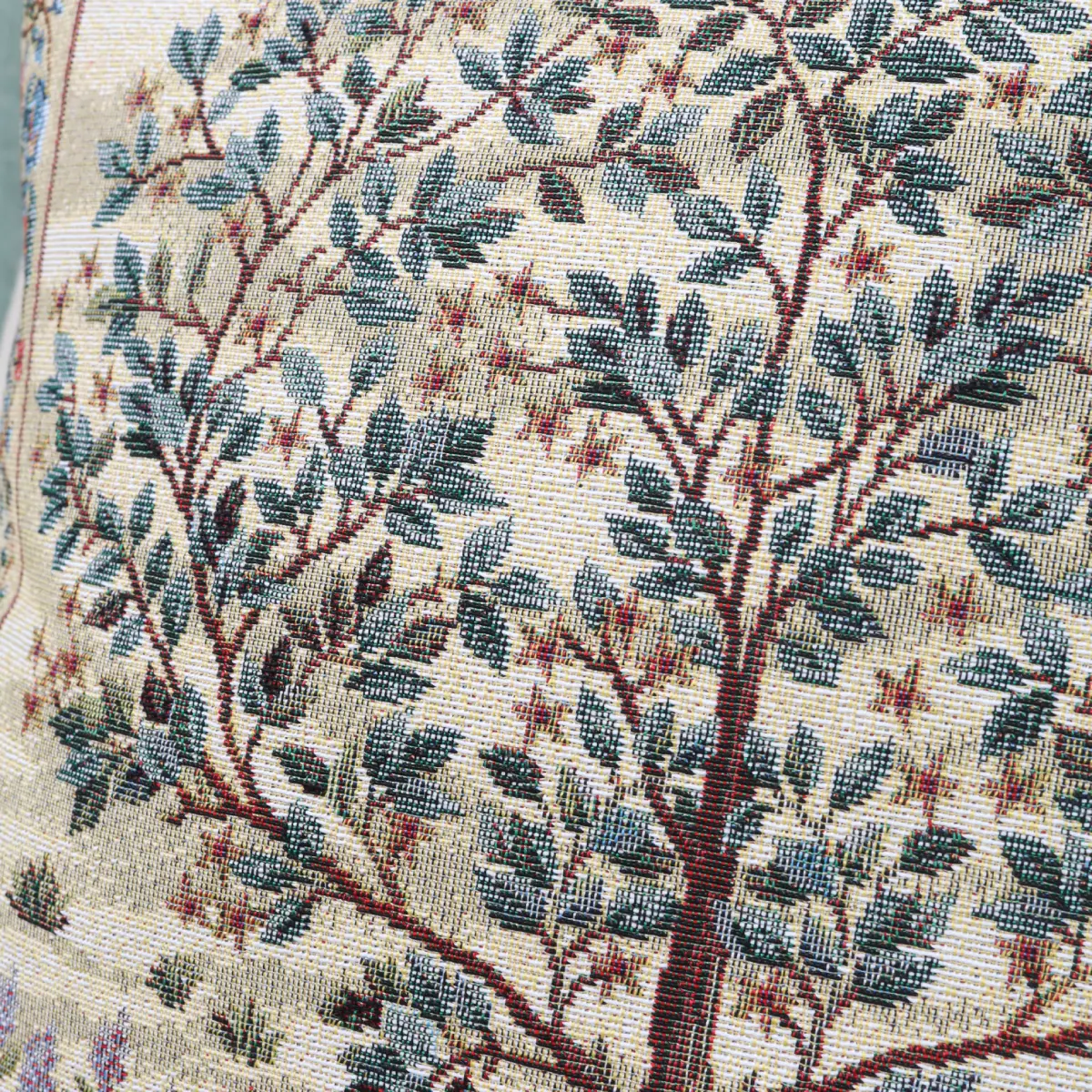 Dvipusė gobeleno pagalvėlė – Baroko gėlės (šviesi)