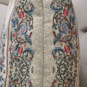 Dvipusė gobeleno pagalvėlė – Baroko gėlės (šviesi)