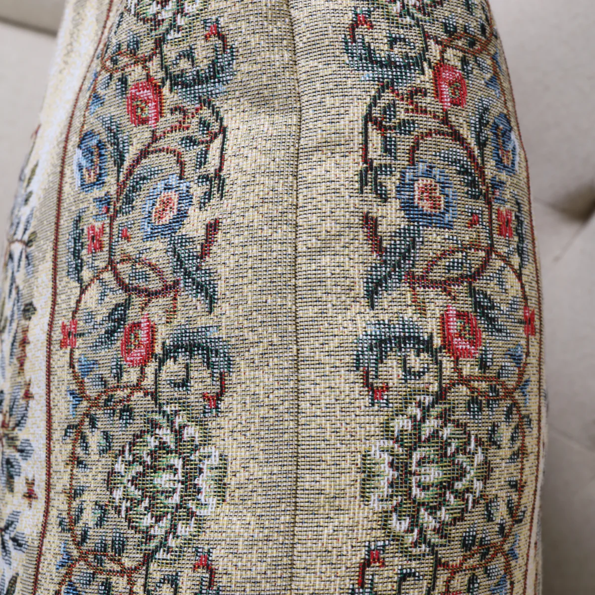 Dvipusė gobeleno pagalvėlė – Baroko gėlės (šviesi)