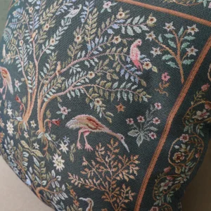 Dvipusė gobeleno pagalvėlė – William Morris Rojus žemėje (žalia)