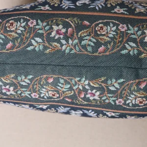 Dvipusė gobeleno pagalvėlė – William Morris Rojus žemėje (žalia)