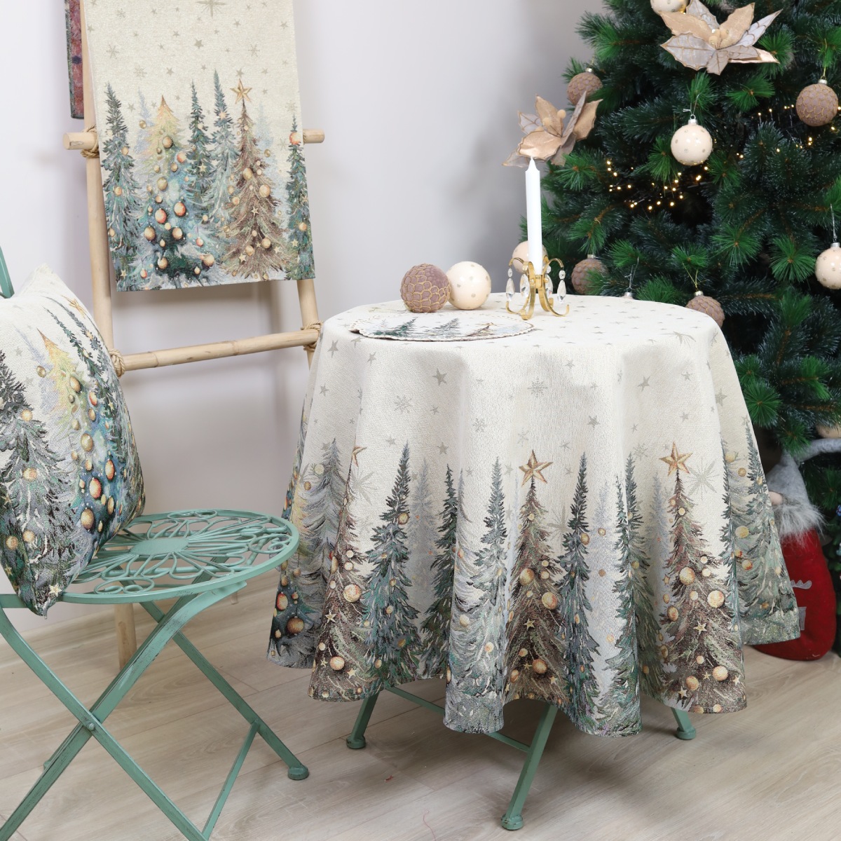 Apvali Staltiesė - Kalėdos grįžta namo