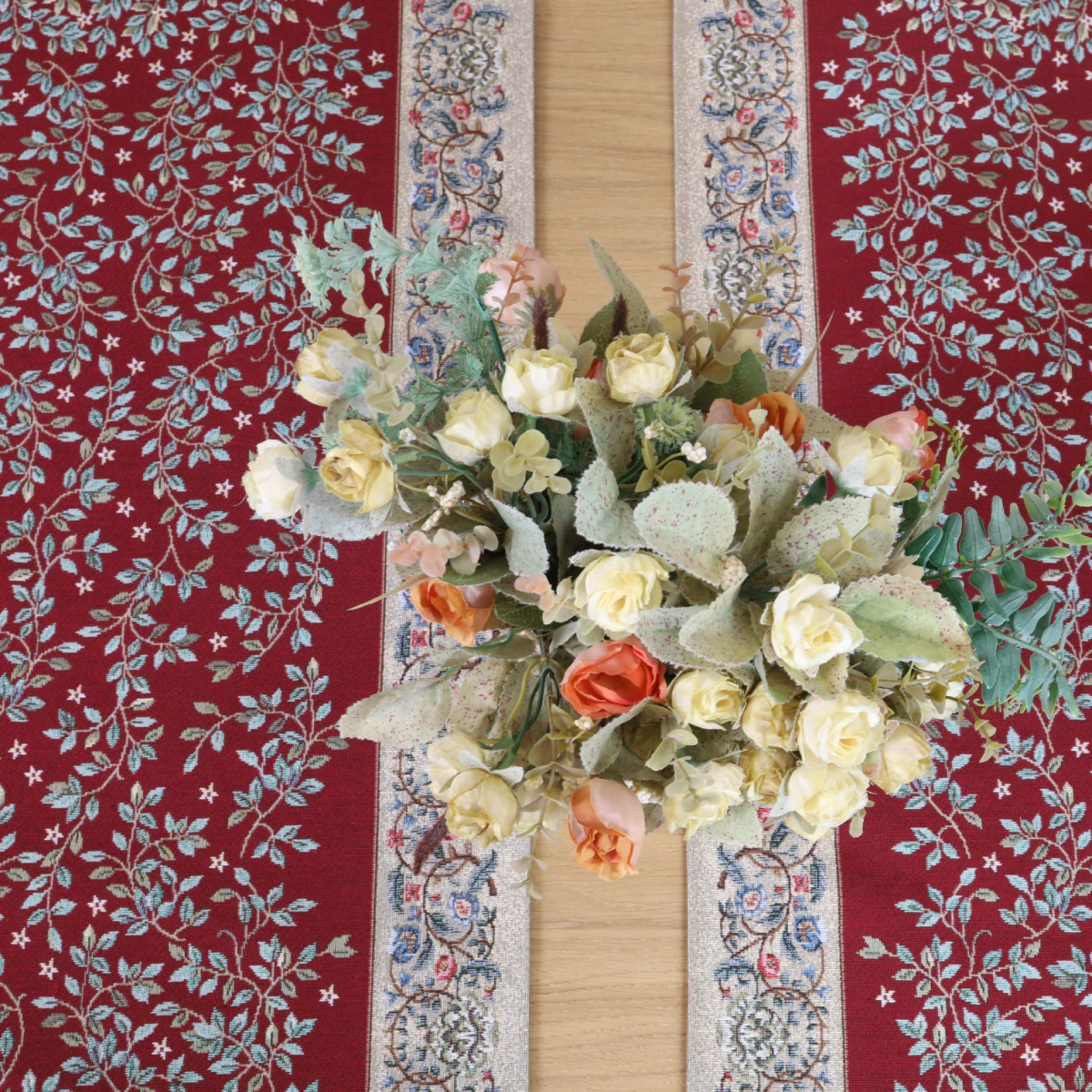 Stalo takelis - Baroko gėlės (bordo)